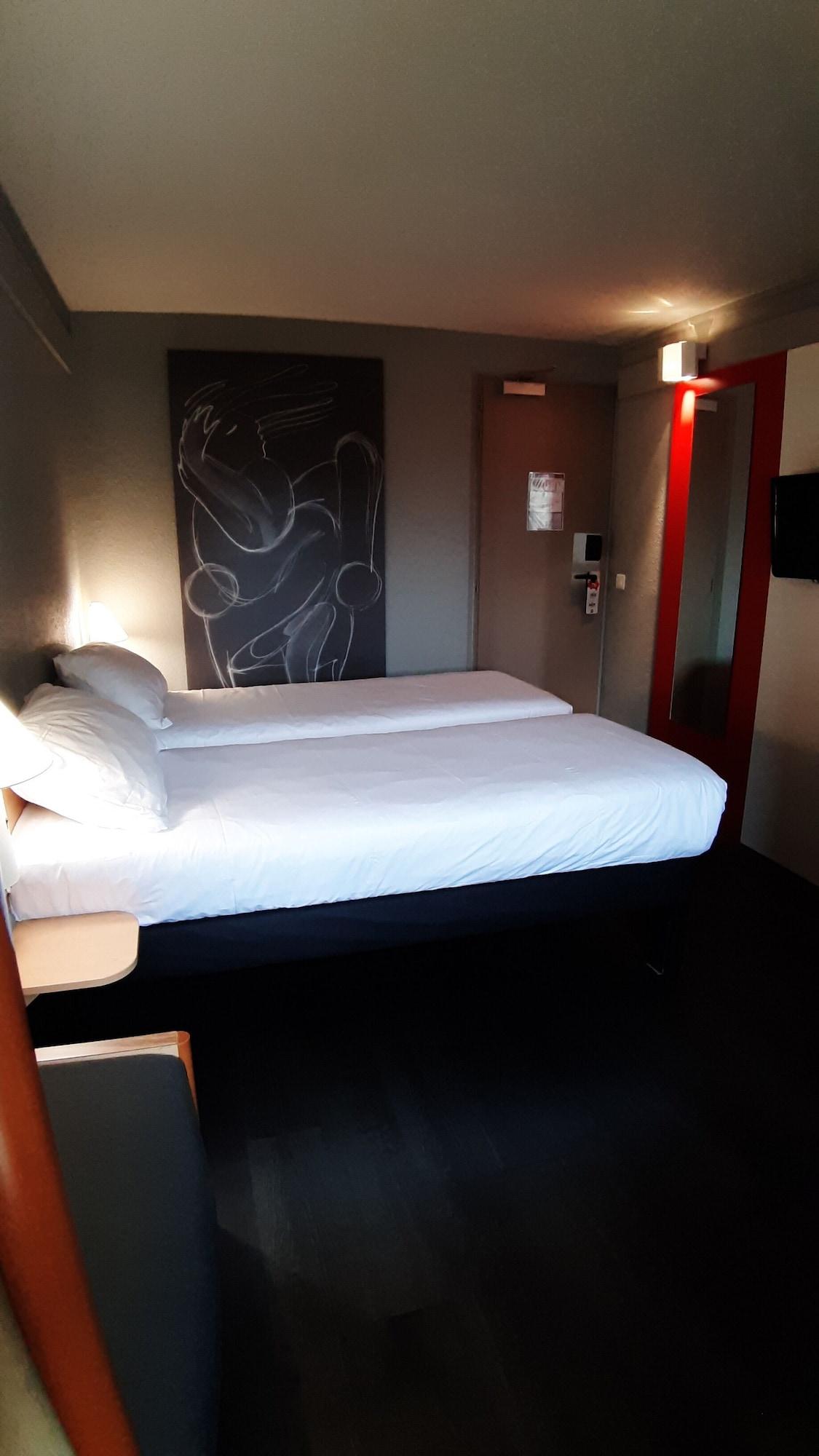 Ibis Carcassonne Centre - La Cite Hotel Exterior photo